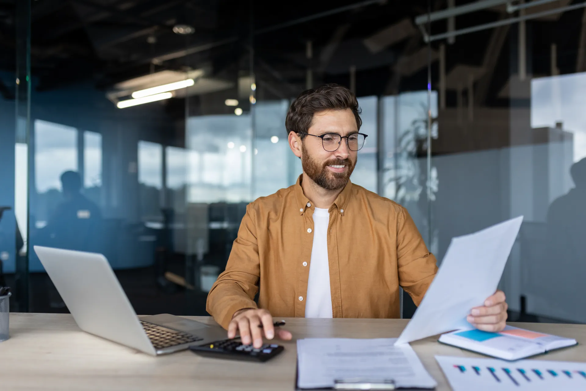 Dirigeant de PME réfléchissant devant son ordinateur portable